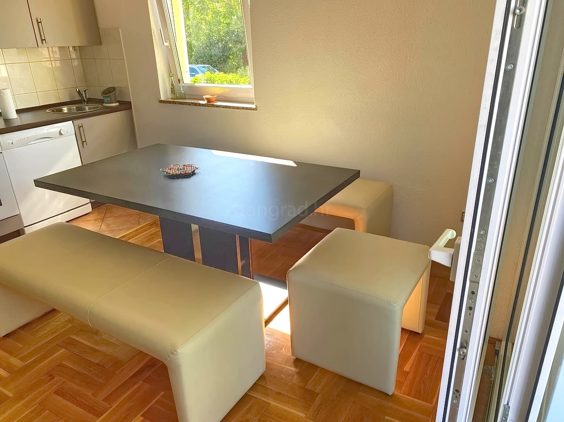 Malinska, confortevole appartamento al piano terra vicino al mare!