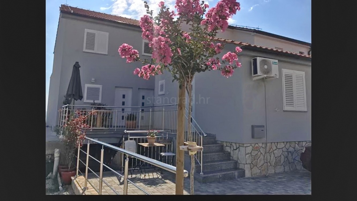 Omišalj, lussuoso edificio residenziale con appartamenti e attico!