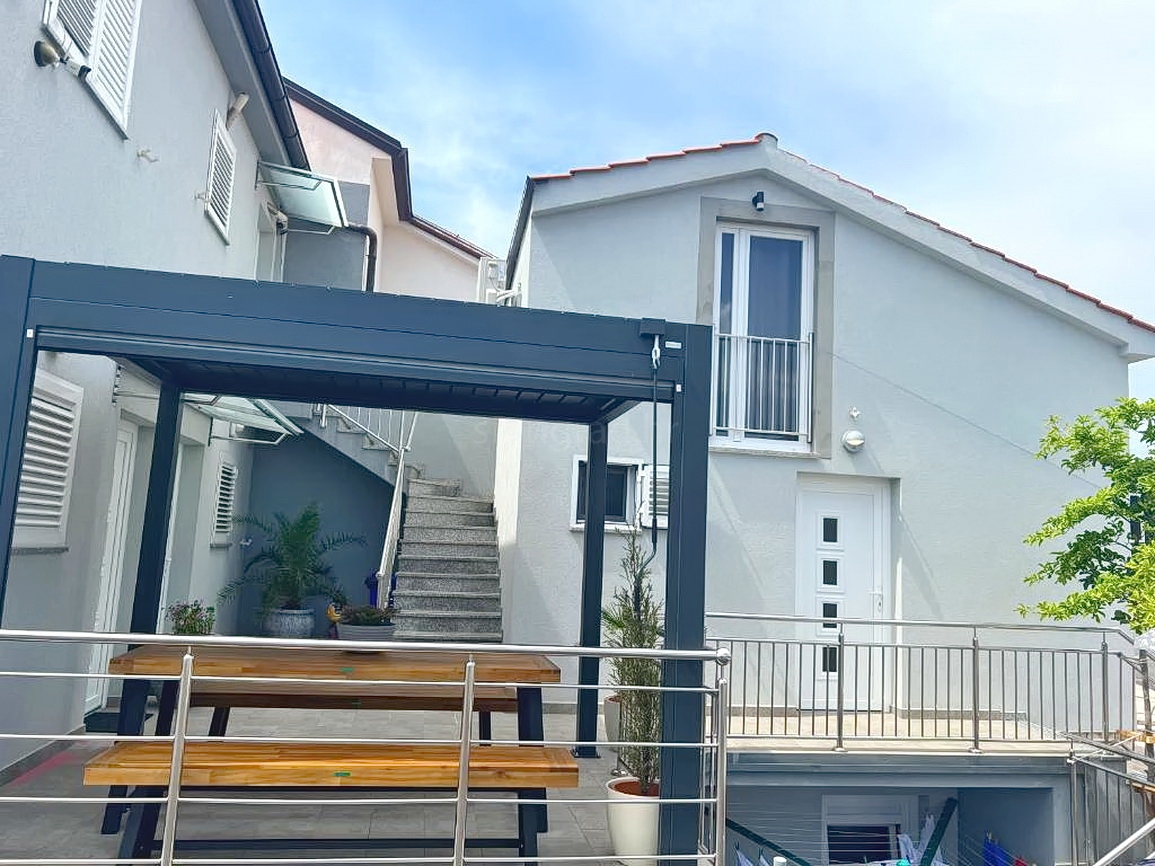 Omišalj, lussuoso edificio residenziale con appartamenti e attico!