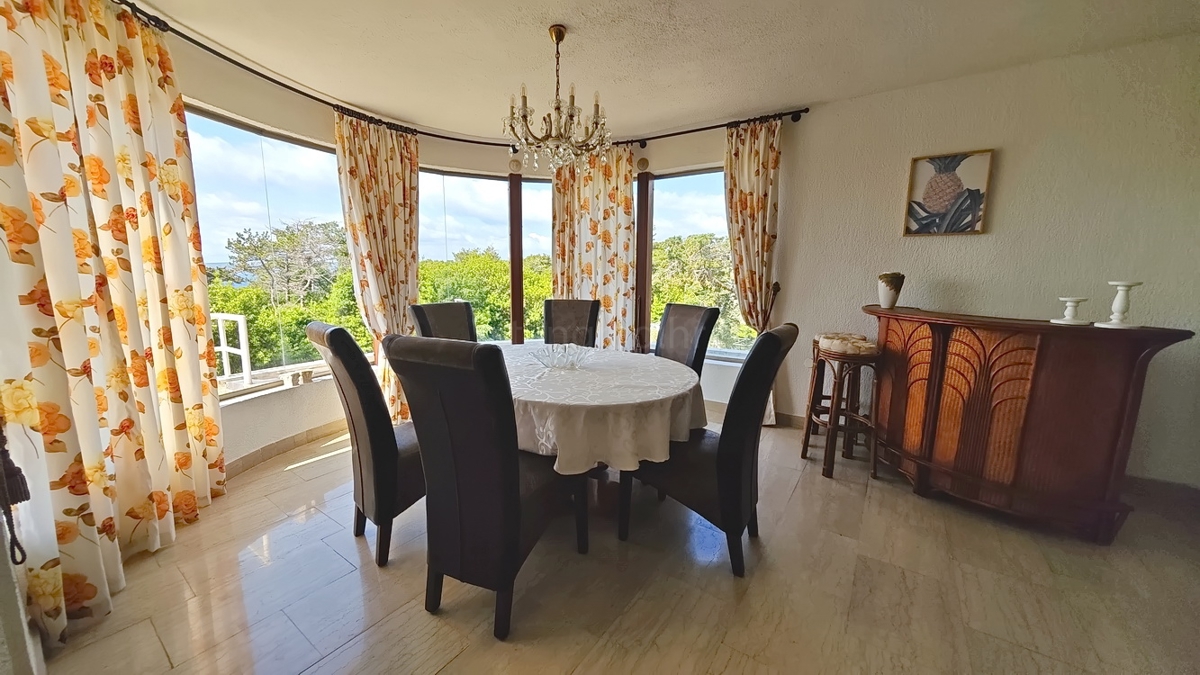 Krk, casa indipendente con 3 appartamenti nelle immediate vicinanze del mare!