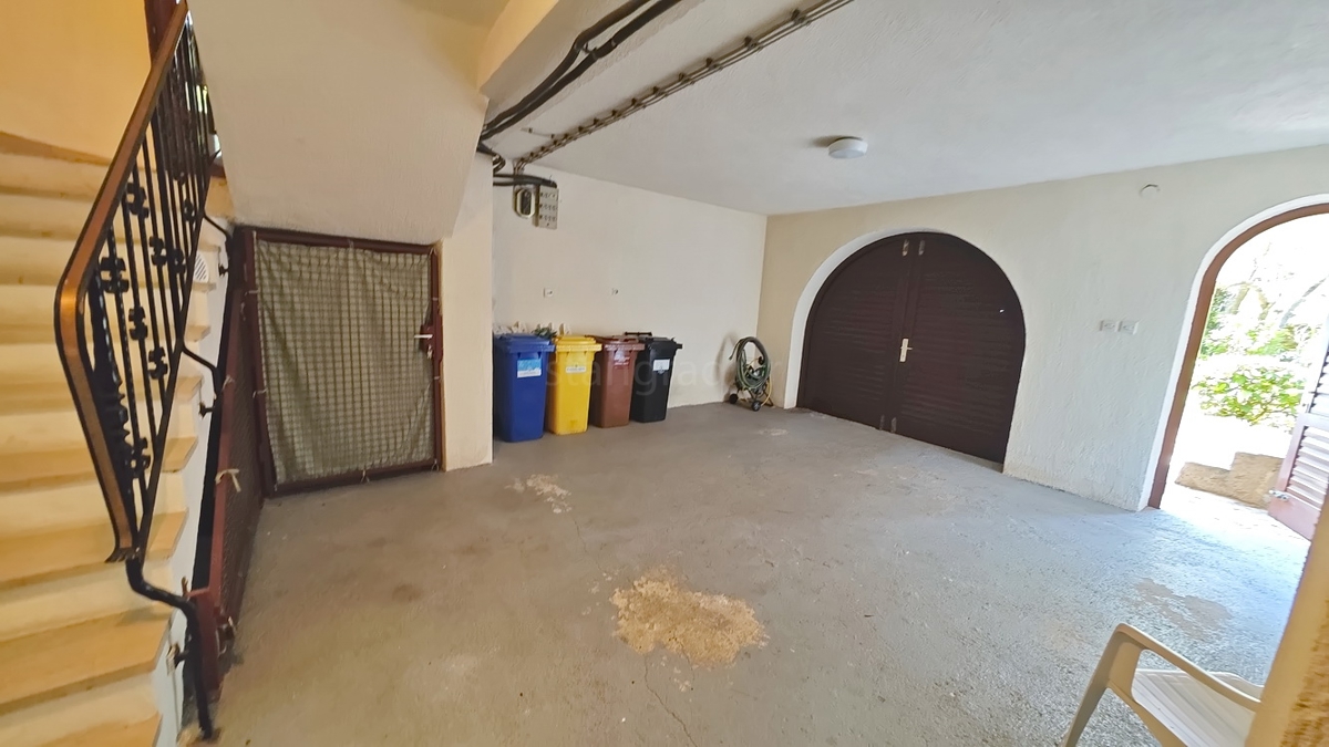 Krk, casa indipendente con 3 appartamenti nelle immediate vicinanze del mare!