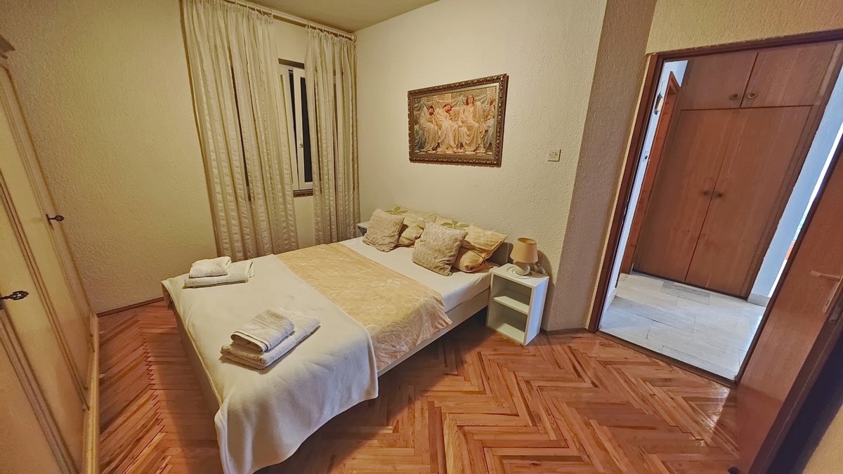 Krk, casa indipendente con 3 appartamenti nelle immediate vicinanze del mare!