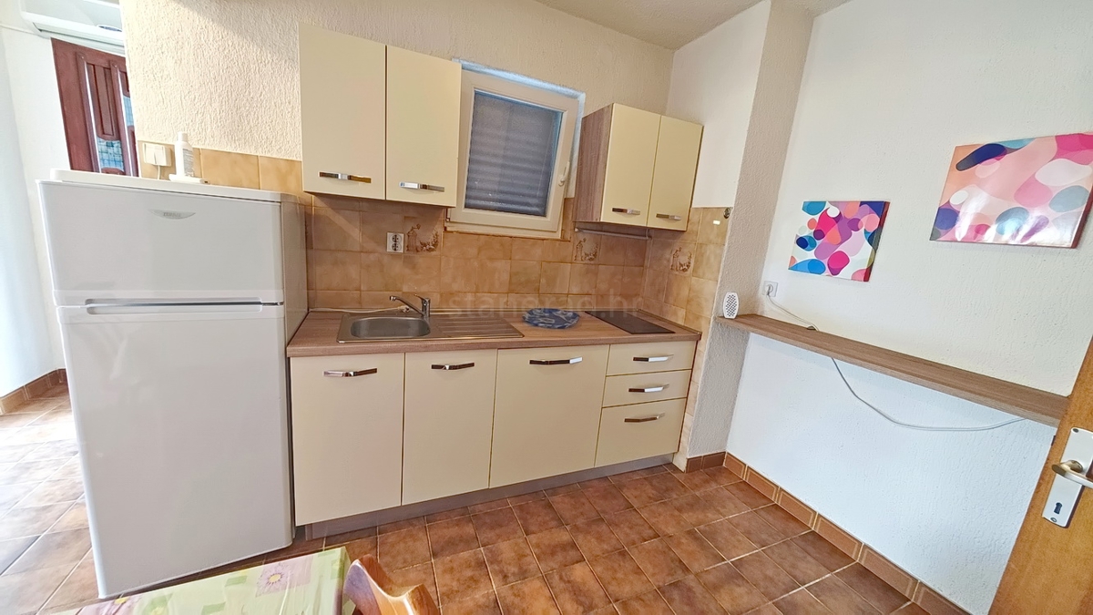 Krk, casa indipendente con 3 appartamenti nelle immediate vicinanze del mare!