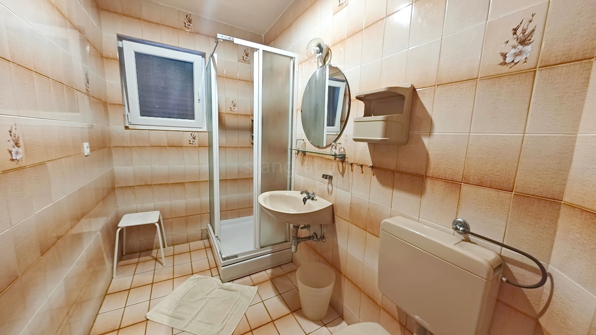 Krk, casa indipendente con 3 appartamenti nelle immediate vicinanze del mare!