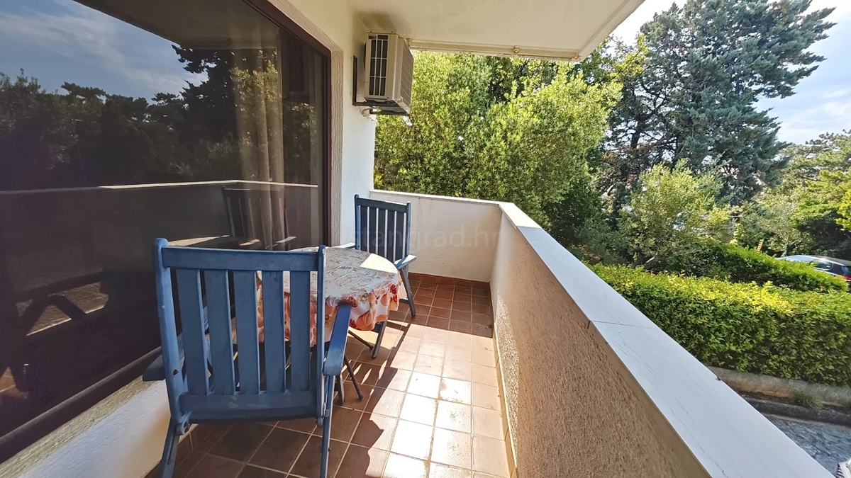 Krk, casa indipendente con 3 appartamenti nelle immediate vicinanze del mare!