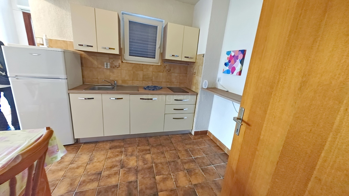 Krk, casa indipendente con 3 appartamenti nelle immediate vicinanze del mare!