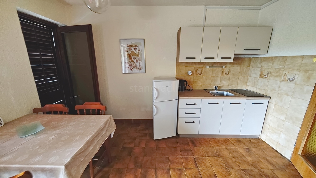 Krk, casa indipendente con 3 appartamenti nelle immediate vicinanze del mare!