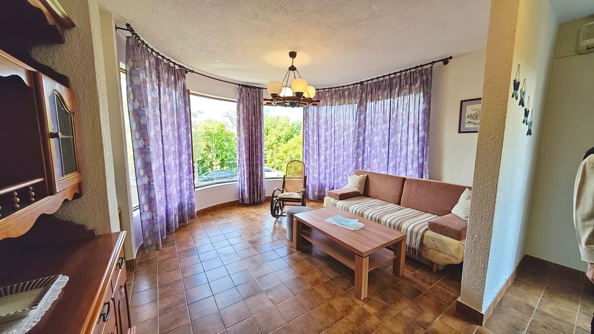 Krk, casa indipendente con 3 appartamenti nelle immediate vicinanze del mare!