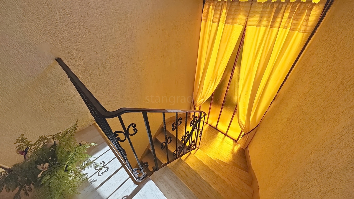 Krk, casa indipendente con 3 appartamenti nelle immediate vicinanze del mare!