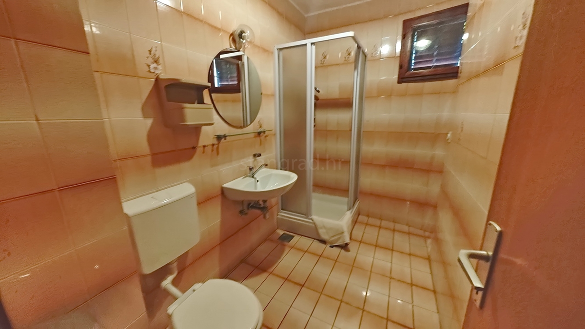 Krk, casa indipendente con 3 appartamenti nelle immediate vicinanze del mare!