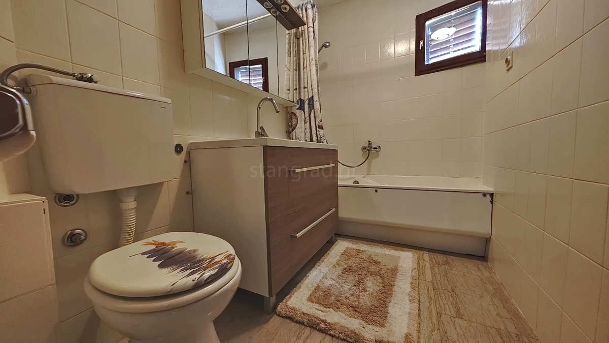 Krk, casa indipendente con 3 appartamenti nelle immediate vicinanze del mare!