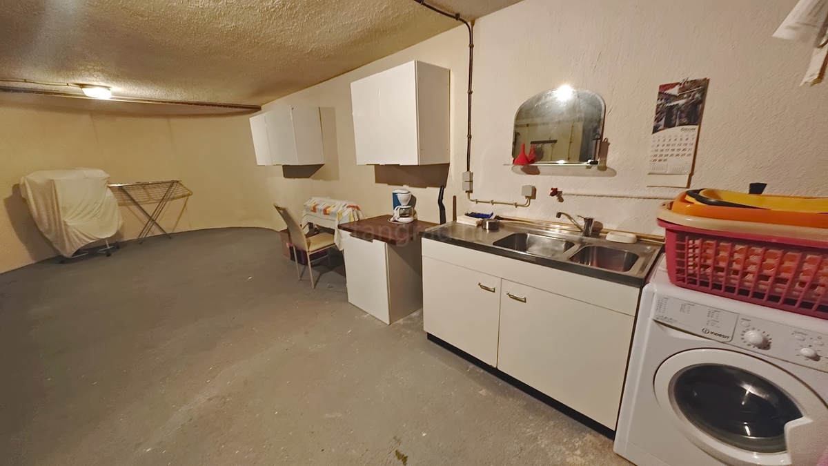 Krk, casa indipendente con 3 appartamenti nelle immediate vicinanze del mare!