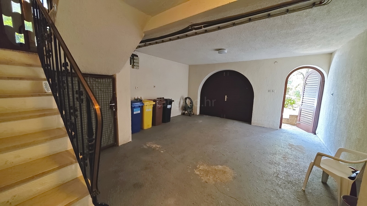 Krk, casa indipendente con 3 appartamenti nelle immediate vicinanze del mare!