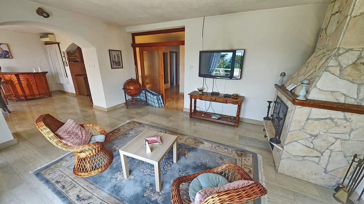 Krk, casa indipendente con 3 appartamenti nelle immediate vicinanze del mare!