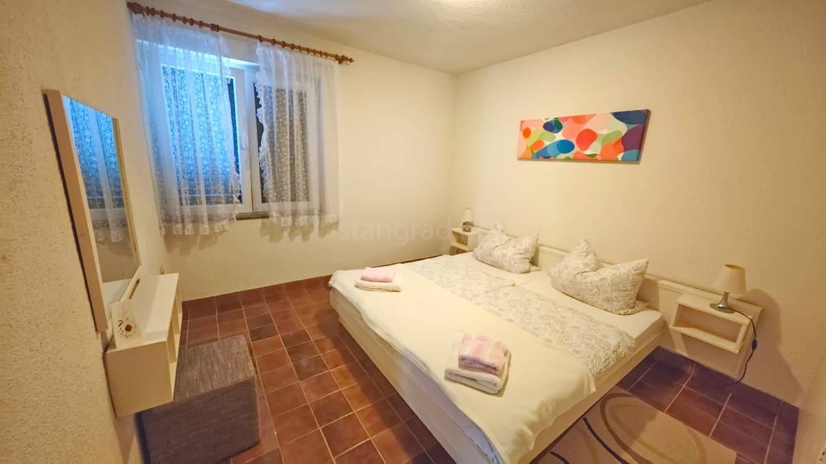 Krk, casa indipendente con 3 appartamenti nelle immediate vicinanze del mare!