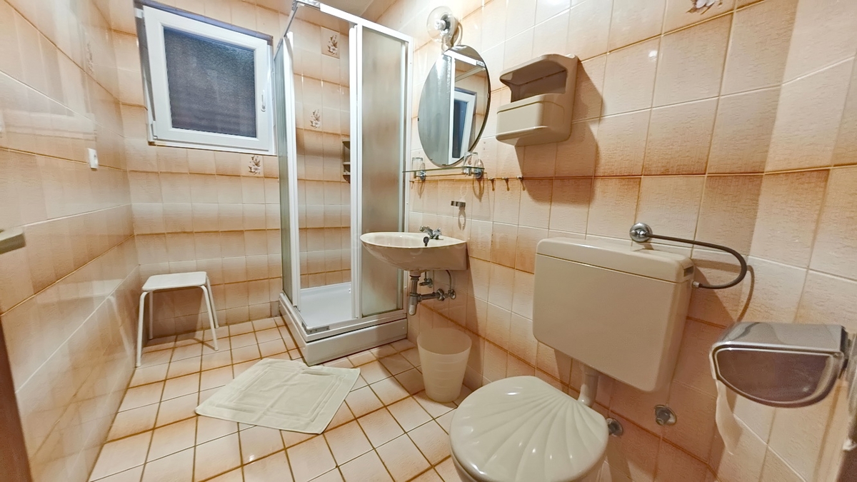 Krk, casa indipendente con 3 appartamenti nelle immediate vicinanze del mare!