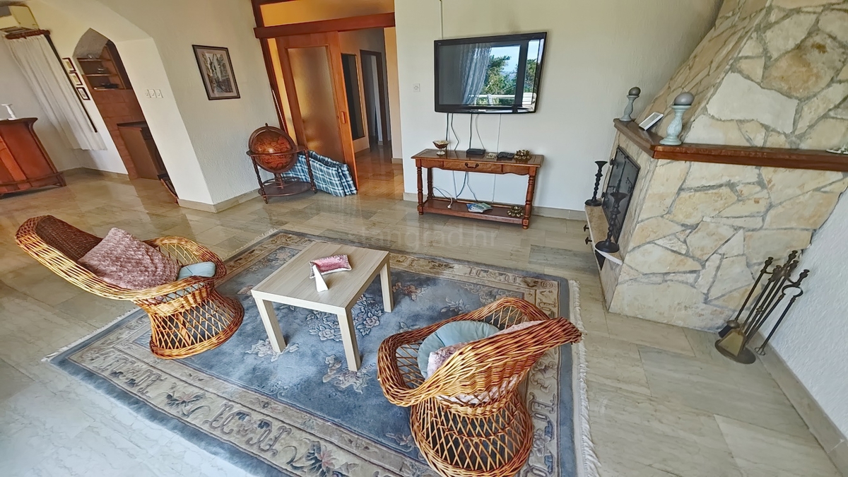 Krk, casa indipendente con 3 appartamenti nelle immediate vicinanze del mare!