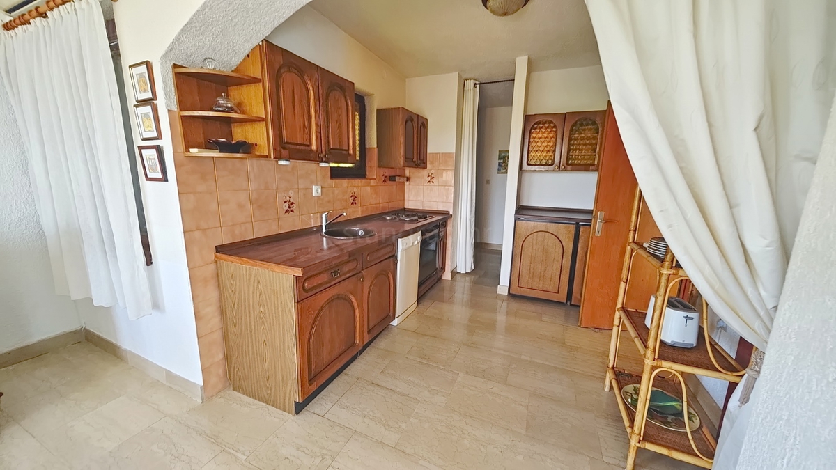 Krk, casa indipendente con 3 appartamenti nelle immediate vicinanze del mare!