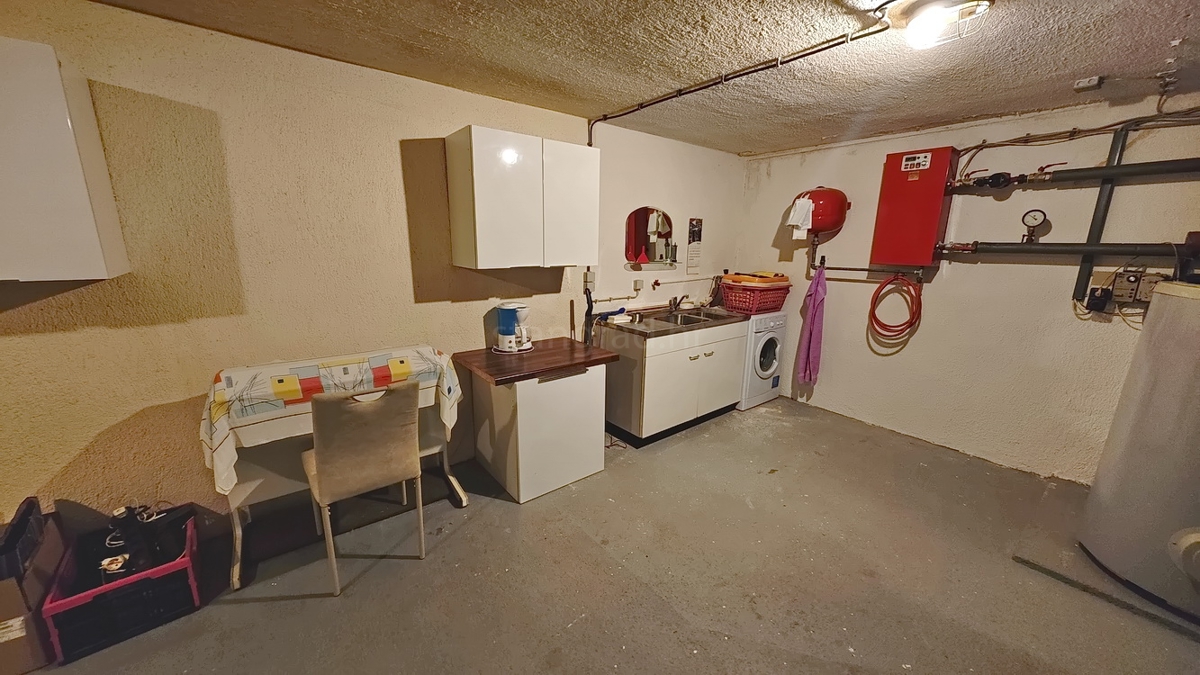 Krk, casa indipendente con 3 appartamenti nelle immediate vicinanze del mare!