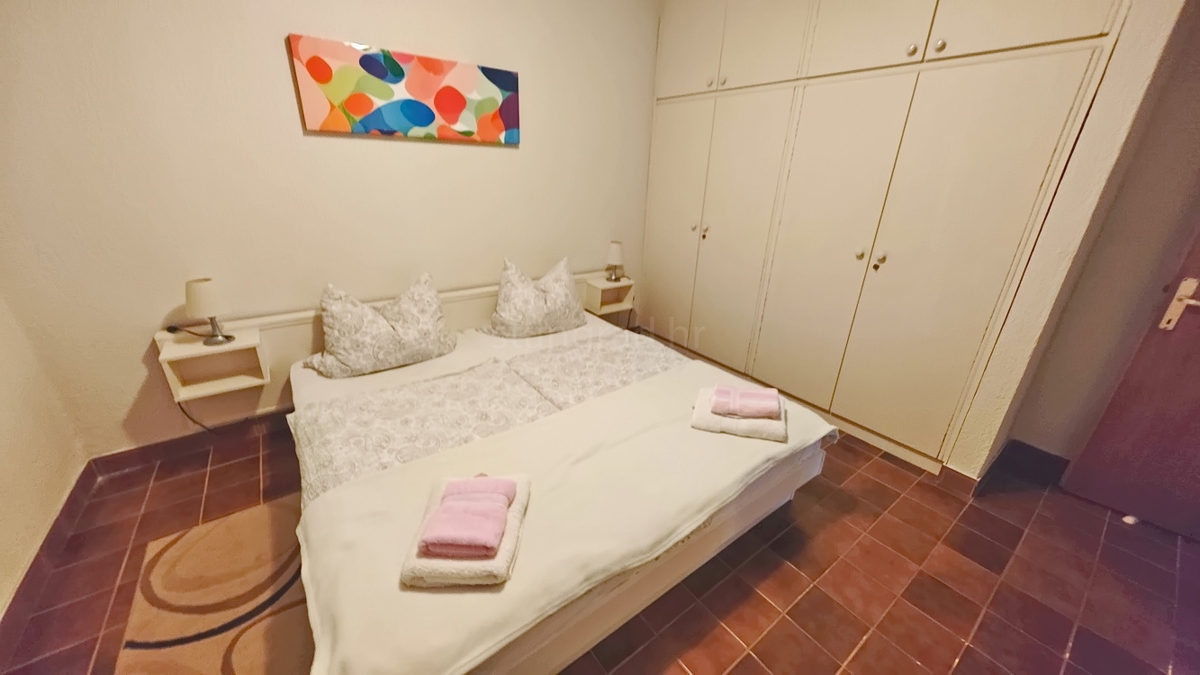 Krk, casa indipendente con 3 appartamenti nelle immediate vicinanze del mare!