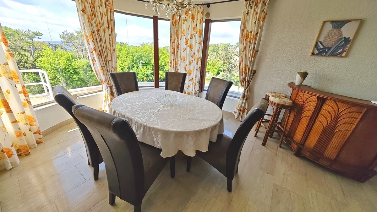 Krk, casa indipendente con 3 appartamenti nelle immediate vicinanze del mare!