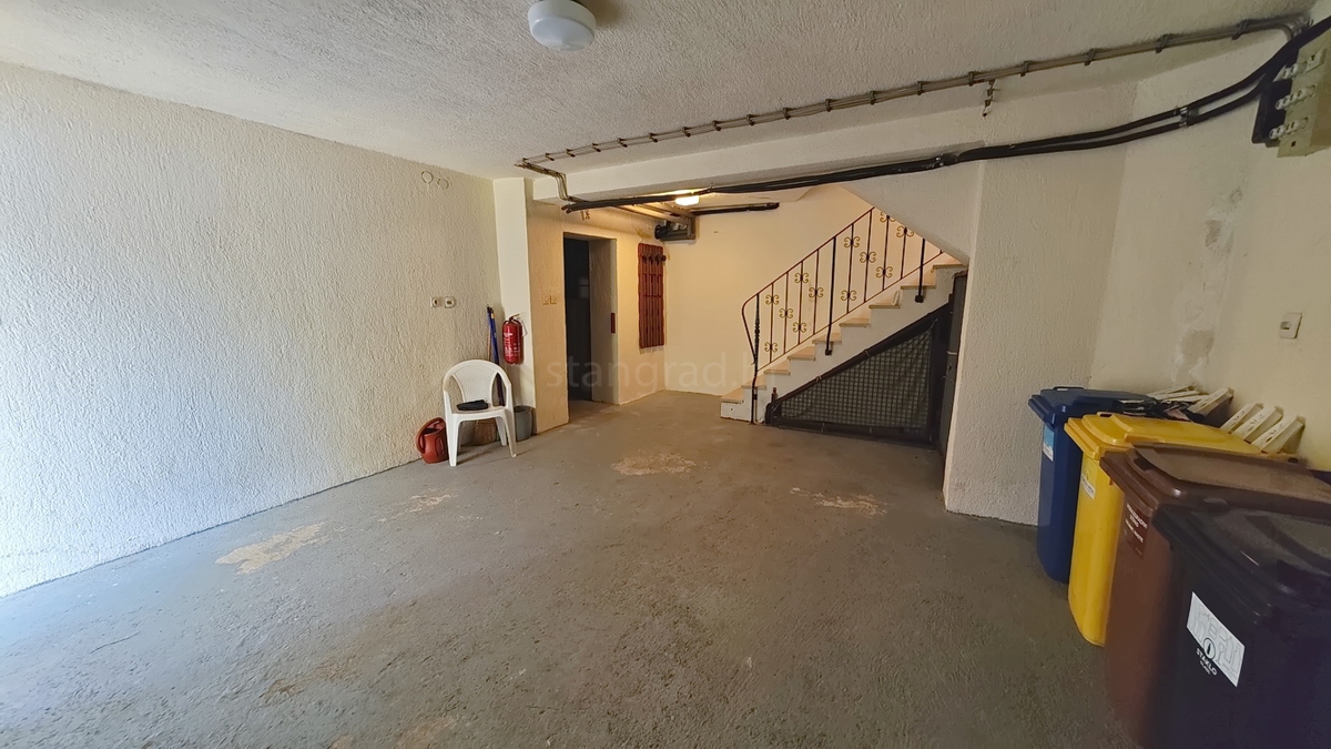 Krk, casa indipendente con 3 appartamenti nelle immediate vicinanze del mare!