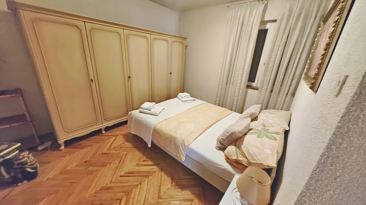 Krk, casa indipendente con 3 appartamenti nelle immediate vicinanze del mare!