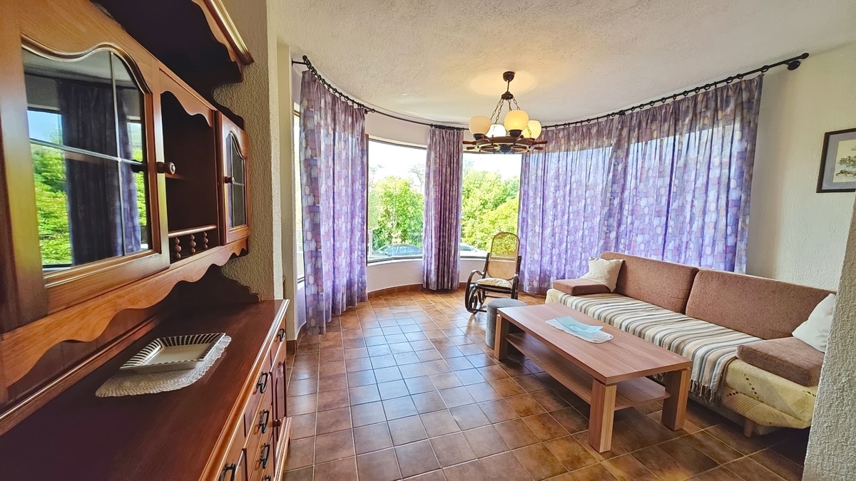 Krk, casa indipendente con 3 appartamenti nelle immediate vicinanze del mare!