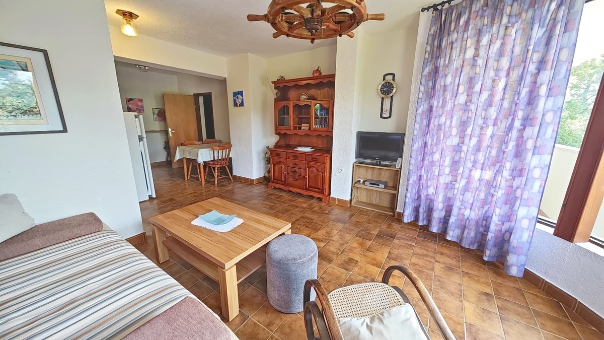 Krk, casa indipendente con 3 appartamenti nelle immediate vicinanze del mare!