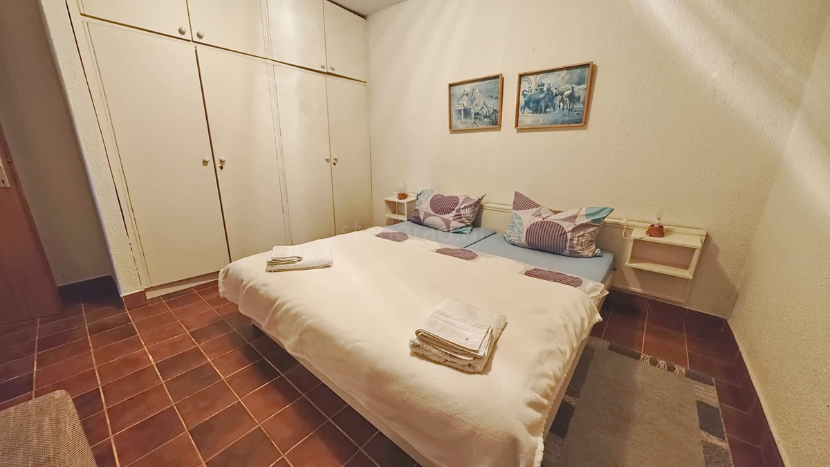 Krk, casa indipendente con 3 appartamenti nelle immediate vicinanze del mare!