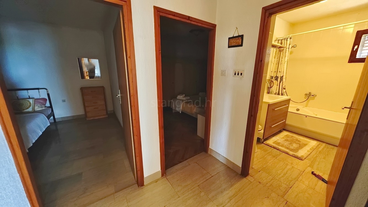 Krk, casa indipendente con 3 appartamenti nelle immediate vicinanze del mare!