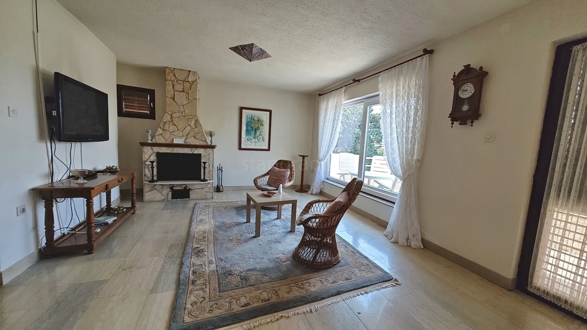 Krk, casa indipendente con 3 appartamenti nelle immediate vicinanze del mare!