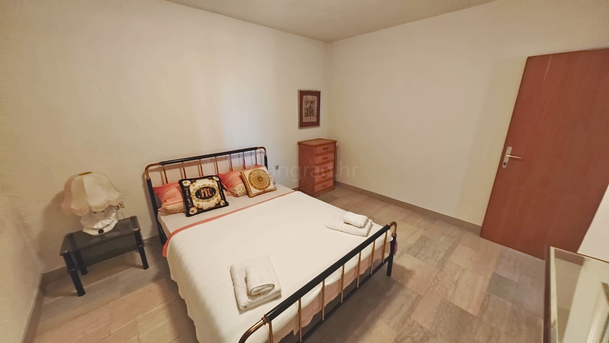 Krk, casa indipendente con 3 appartamenti nelle immediate vicinanze del mare!