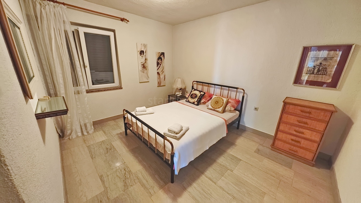 Krk, casa indipendente con 3 appartamenti nelle immediate vicinanze del mare!