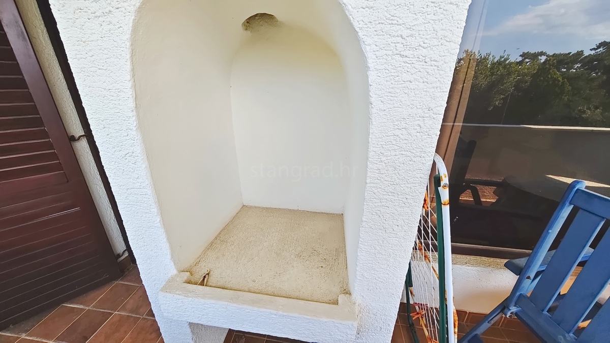 Krk, casa indipendente con 3 appartamenti nelle immediate vicinanze del mare!