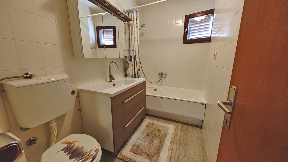 Krk, casa indipendente con 3 appartamenti nelle immediate vicinanze del mare!