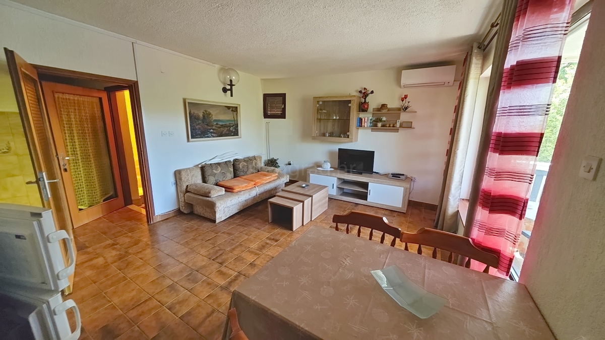 Krk, casa indipendente con 3 appartamenti nelle immediate vicinanze del mare!