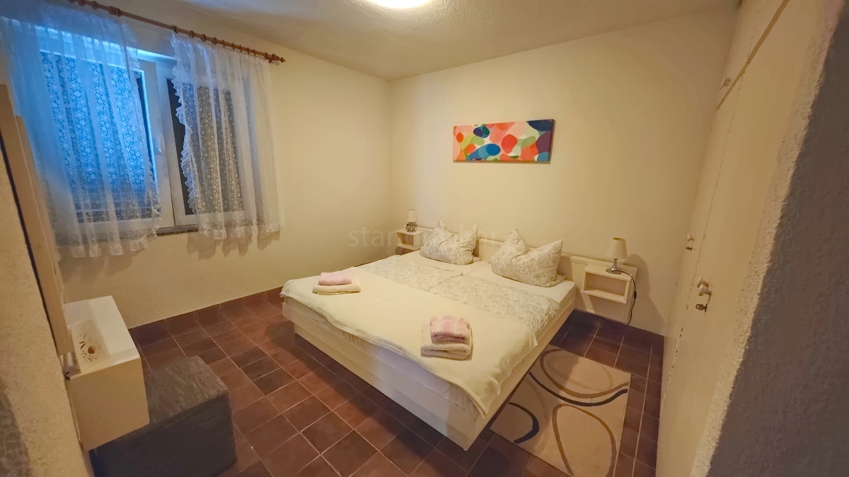 Krk, casa indipendente con 3 appartamenti nelle immediate vicinanze del mare!