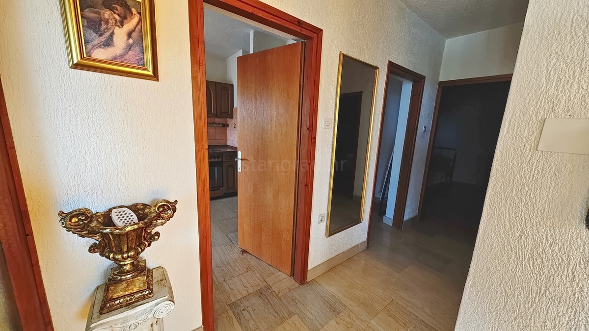 Krk, casa indipendente con 3 appartamenti nelle immediate vicinanze del mare!