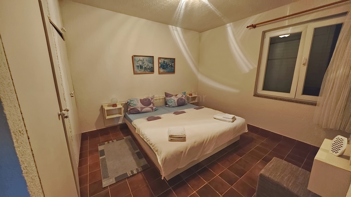 Krk, casa indipendente con 3 appartamenti nelle immediate vicinanze del mare!