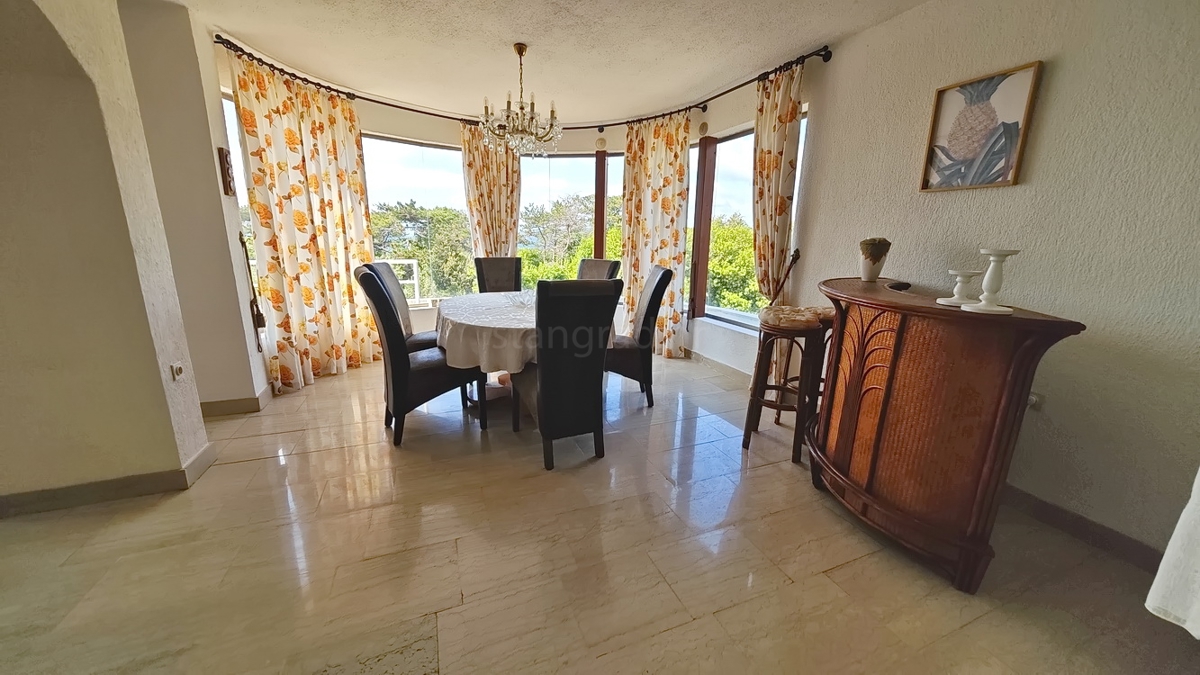 Krk, casa indipendente con 3 appartamenti nelle immediate vicinanze del mare!