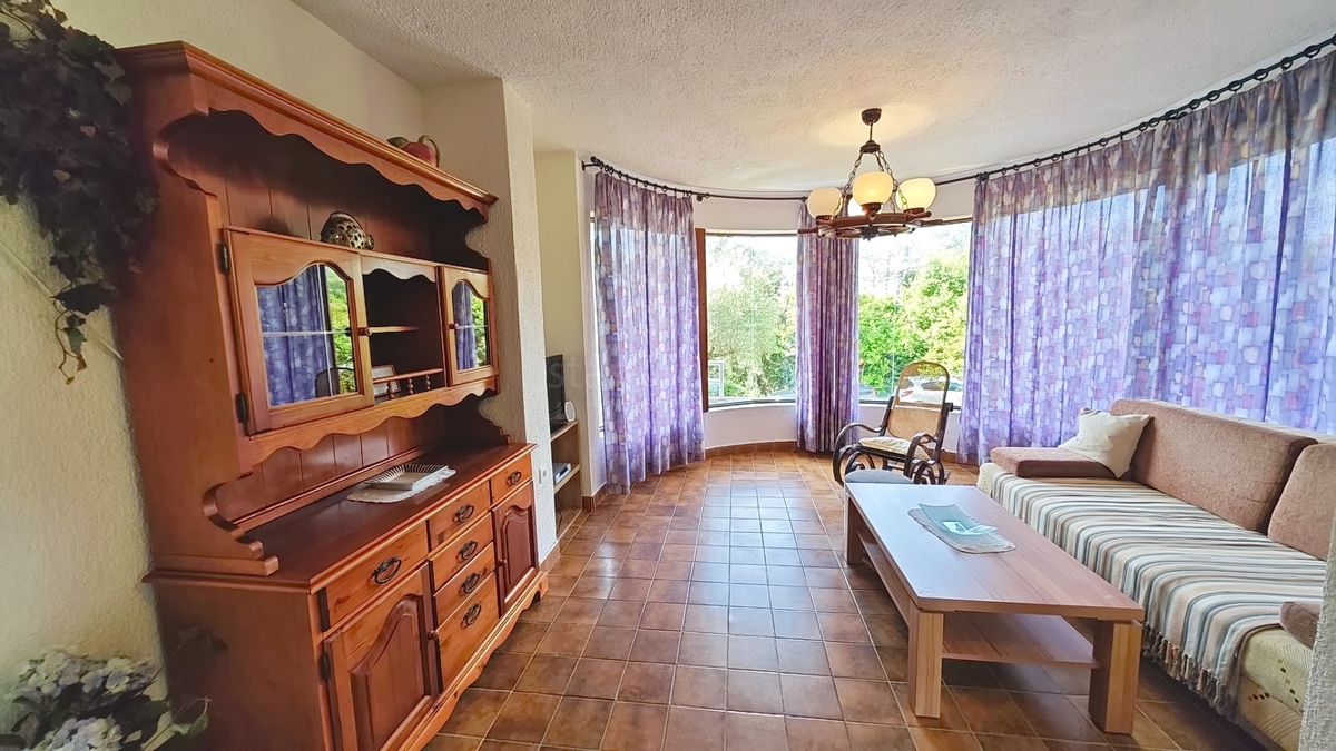 Krk, casa indipendente con 3 appartamenti nelle immediate vicinanze del mare!