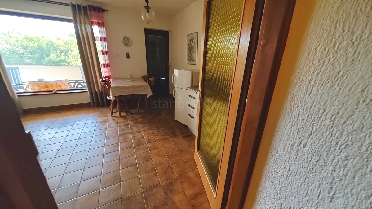 Krk, casa indipendente con 3 appartamenti nelle immediate vicinanze del mare!