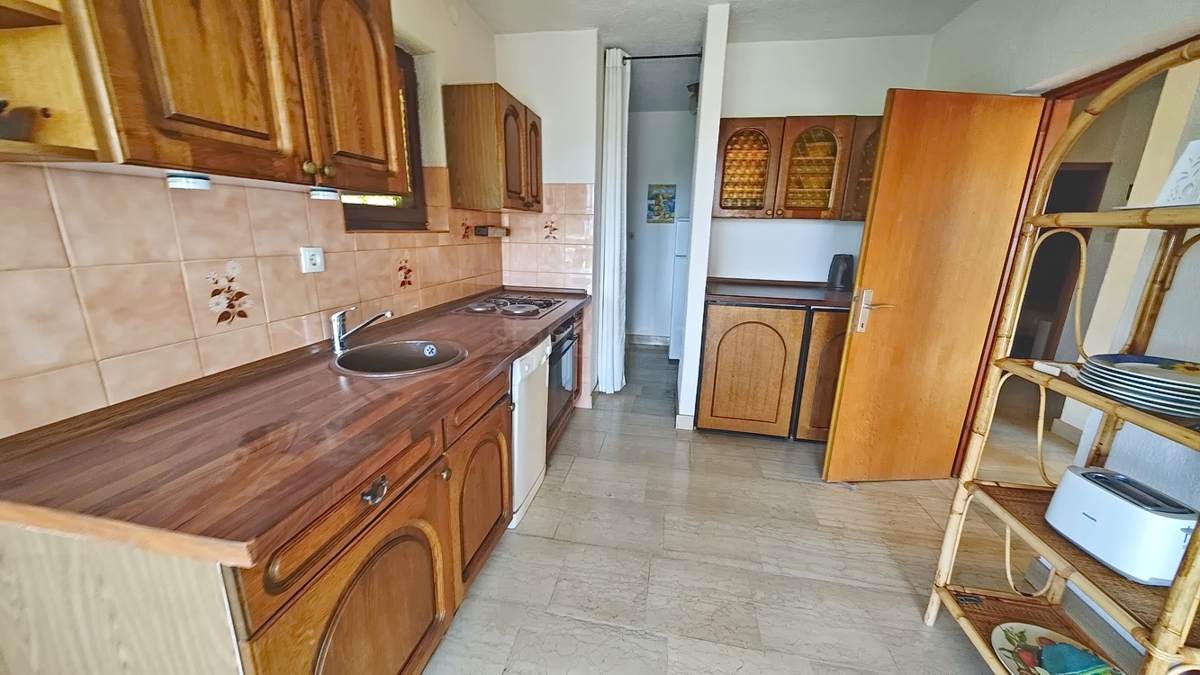 Krk, casa indipendente con 3 appartamenti nelle immediate vicinanze del mare!