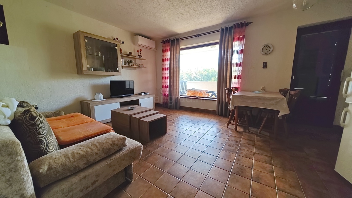 Krk, casa indipendente con 3 appartamenti nelle immediate vicinanze del mare!