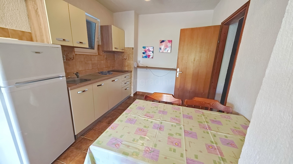 Krk, casa indipendente con 3 appartamenti nelle immediate vicinanze del mare!