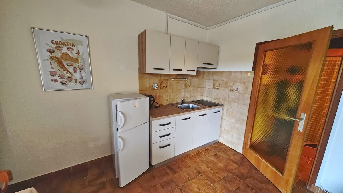 Krk, casa indipendente con 3 appartamenti nelle immediate vicinanze del mare!