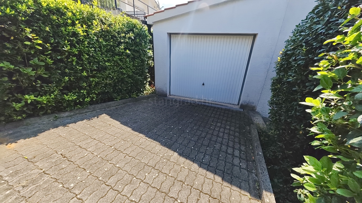 Krk, casa indipendente con 3 appartamenti nelle immediate vicinanze del mare!