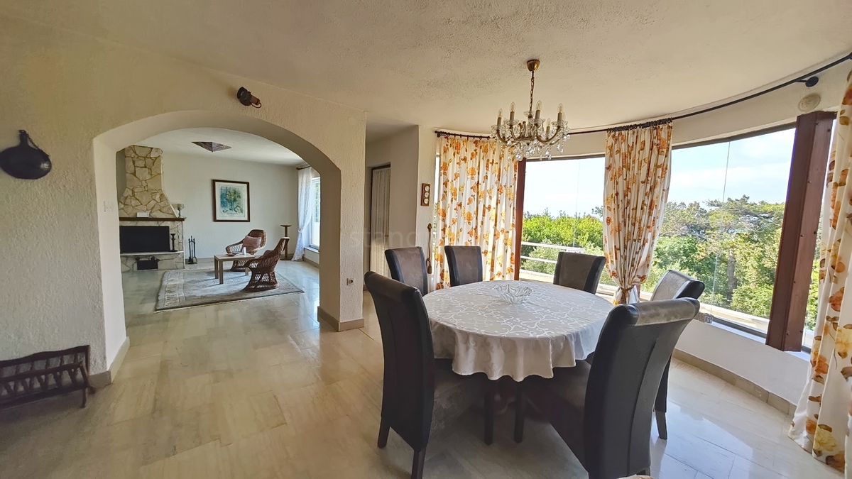 Krk, casa indipendente con 3 appartamenti nelle immediate vicinanze del mare!