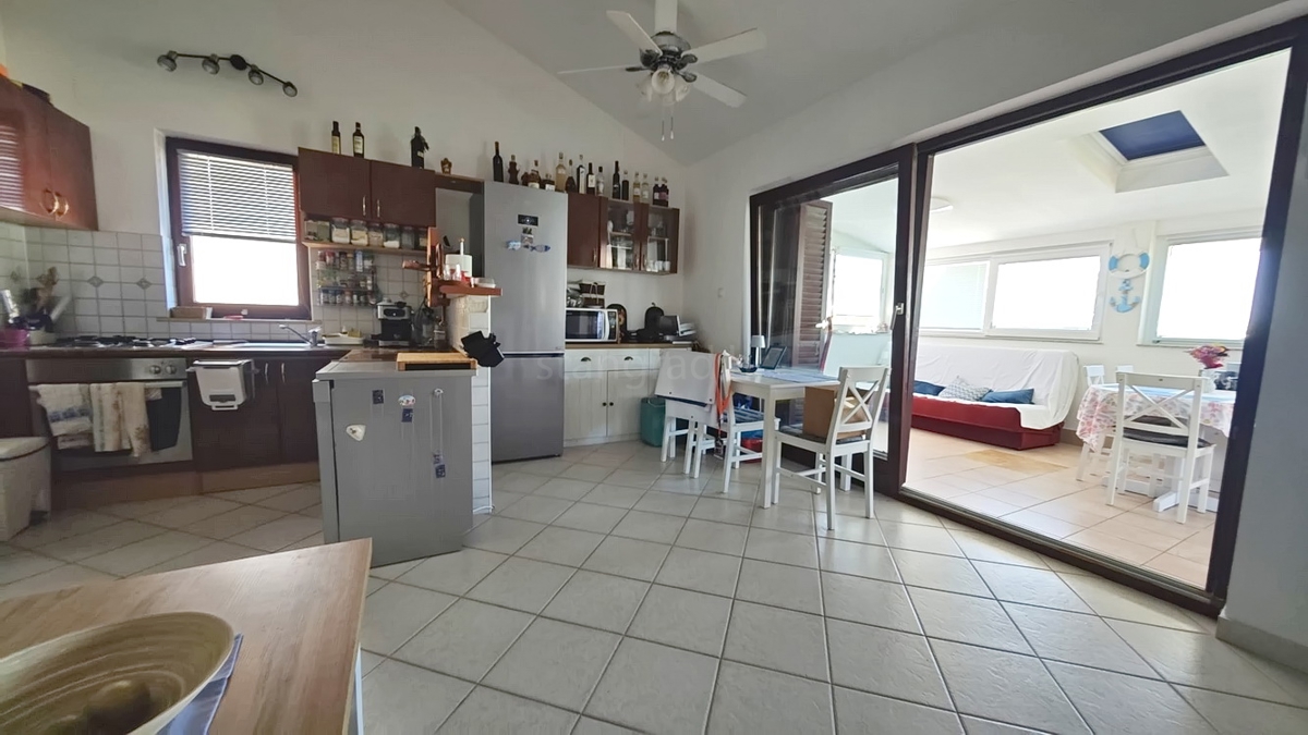 Punat, spazioso appartamento con tre camere da letto e giardino!